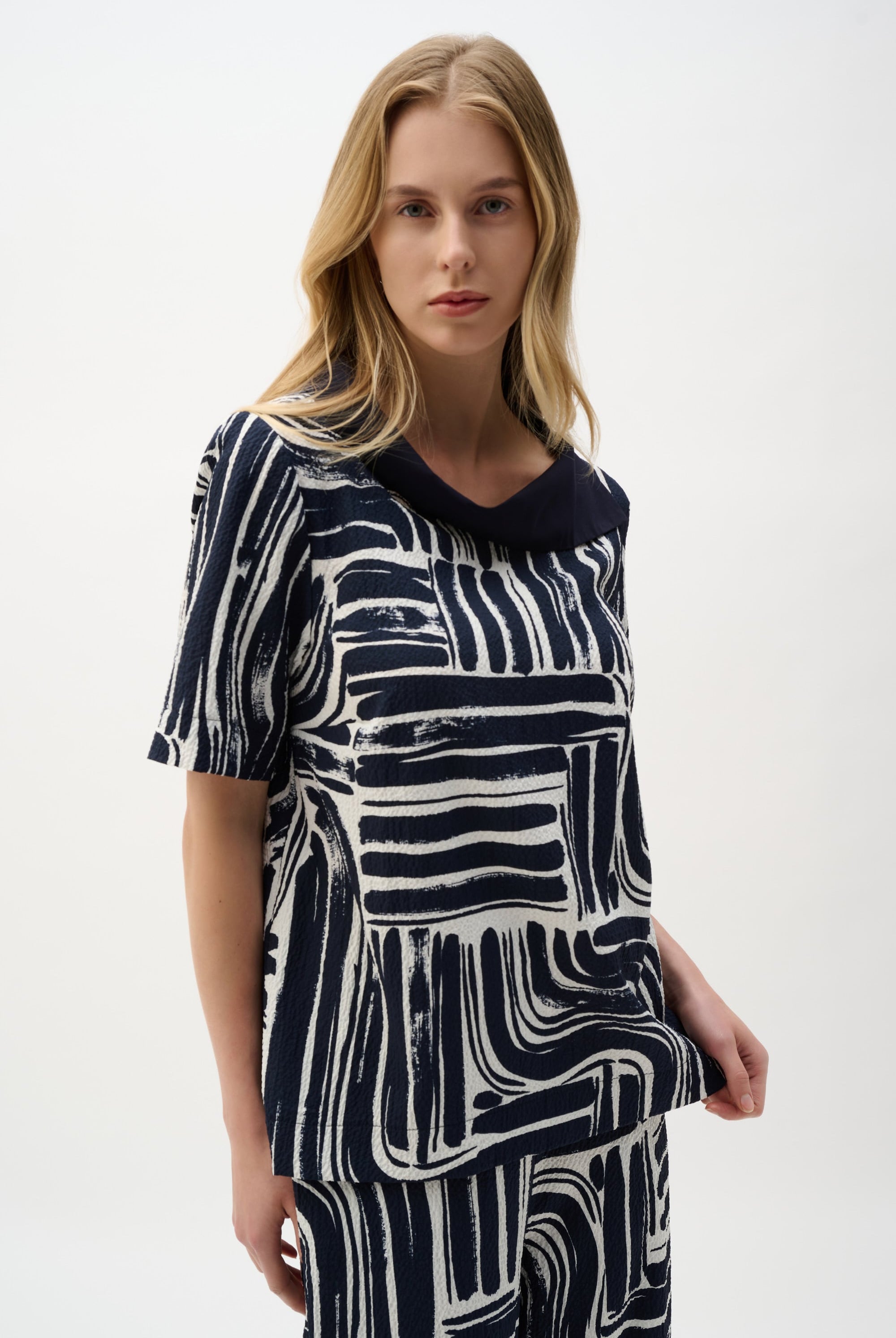 Seersucker And Georgette Abstract Print Straight Top