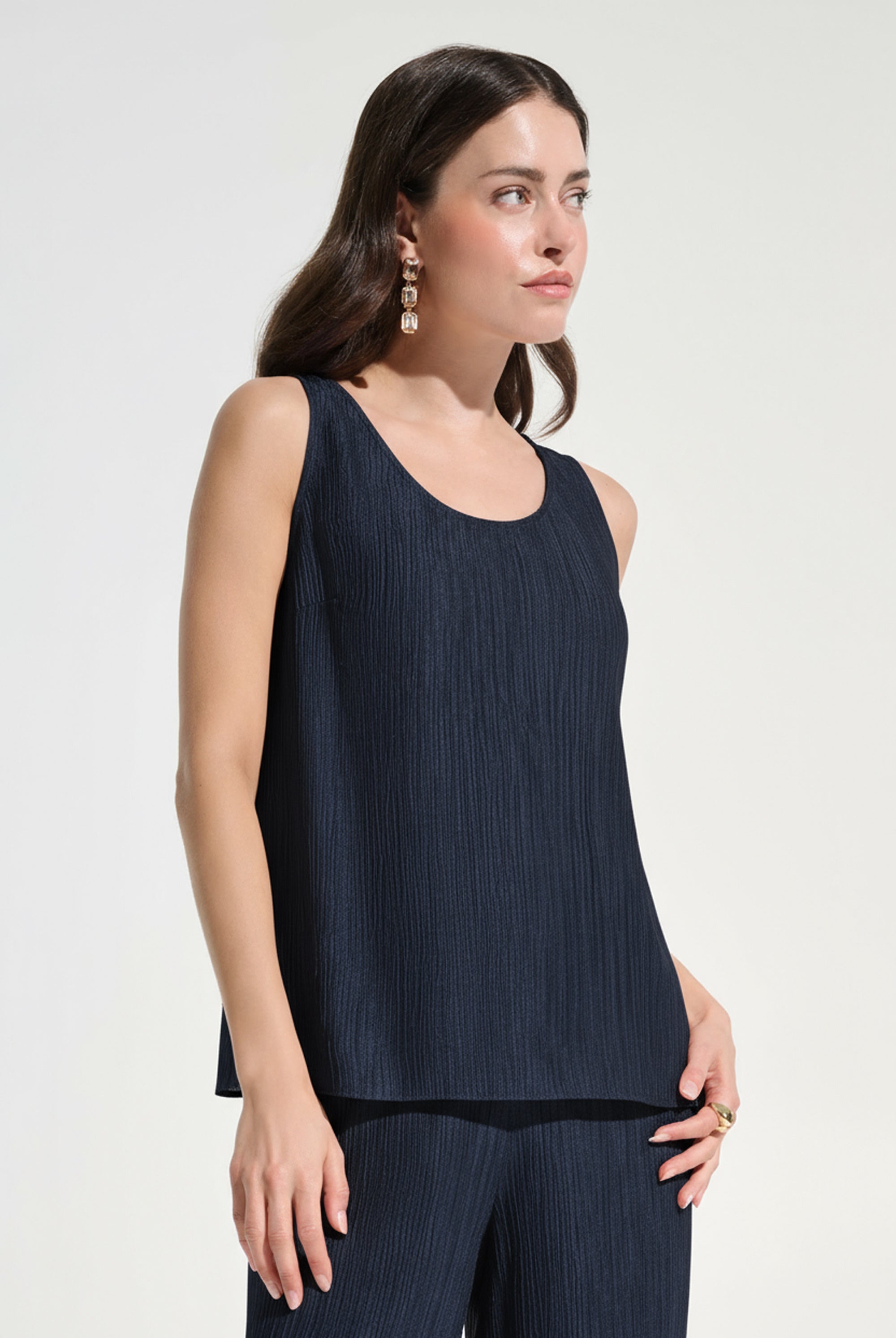Signature | Crinkle Jacquard Sleeveless Straight Top