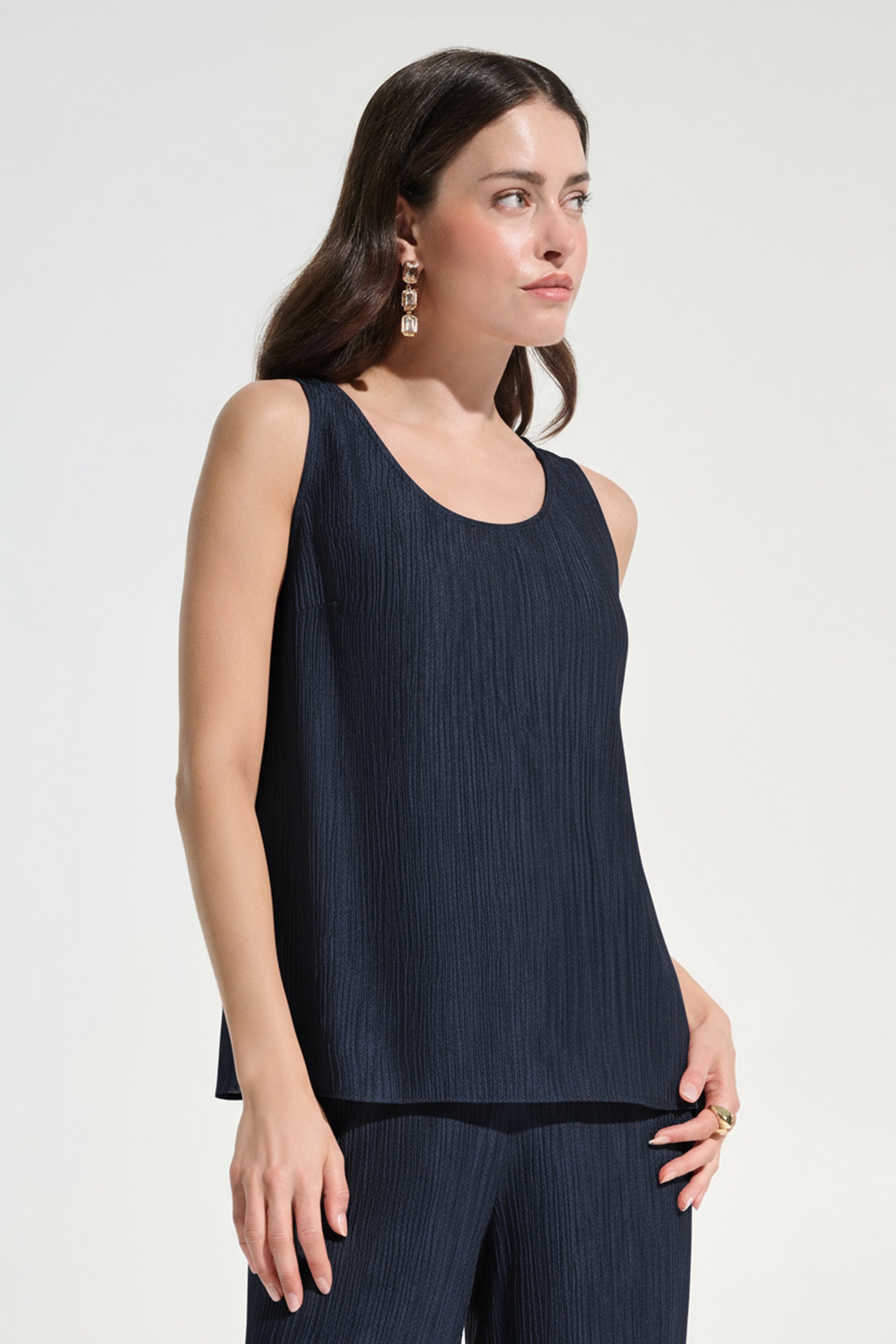 Signature | Crinkle Jacquard Sleeveless Straight Top