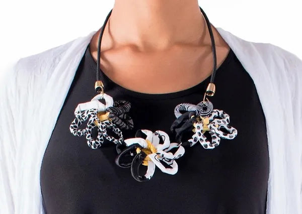 Ficklesticks Triple Daisy Necklace-N14