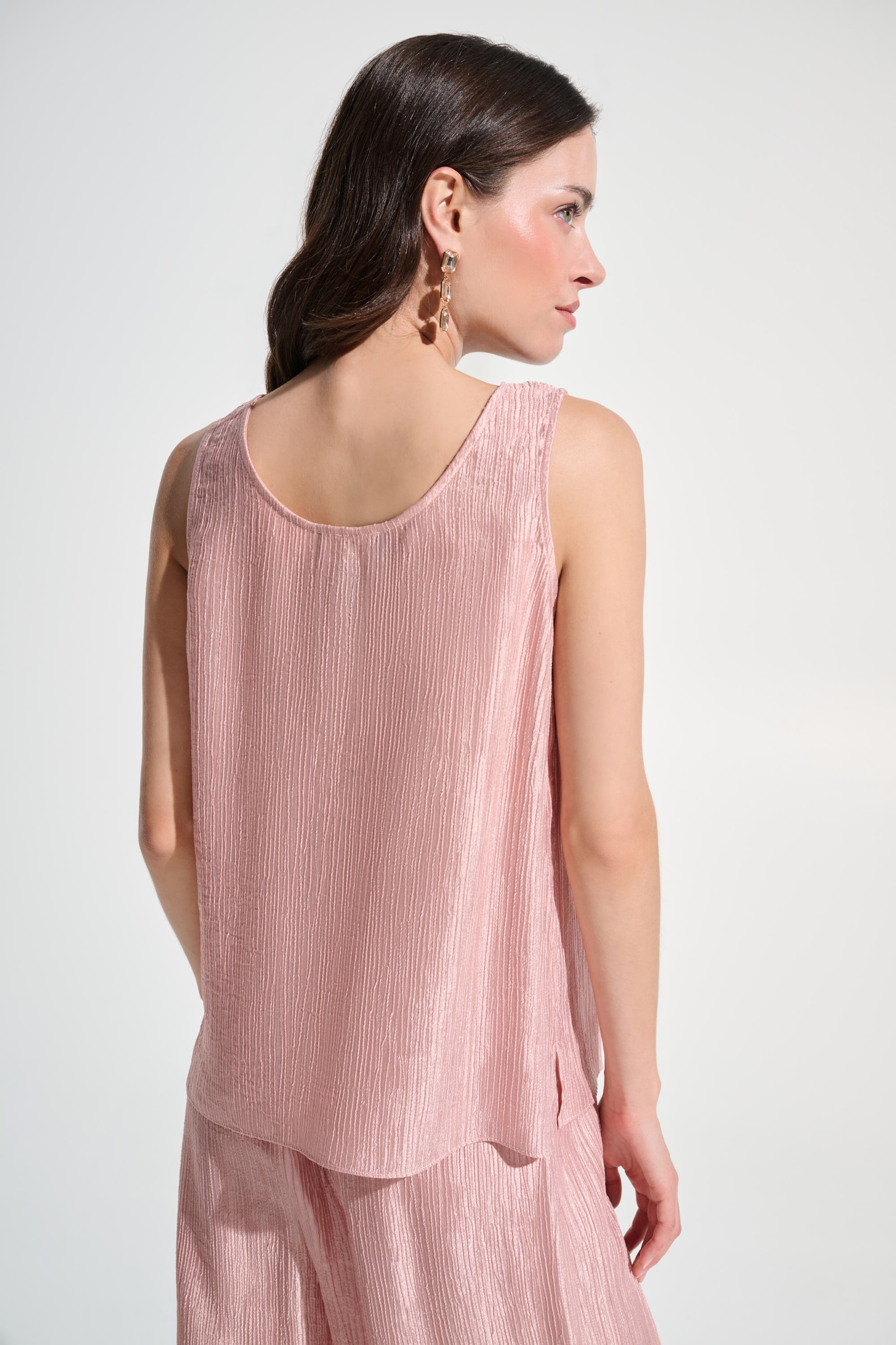 Signature | Crinkle Jacquard Sleeveless Straight Top