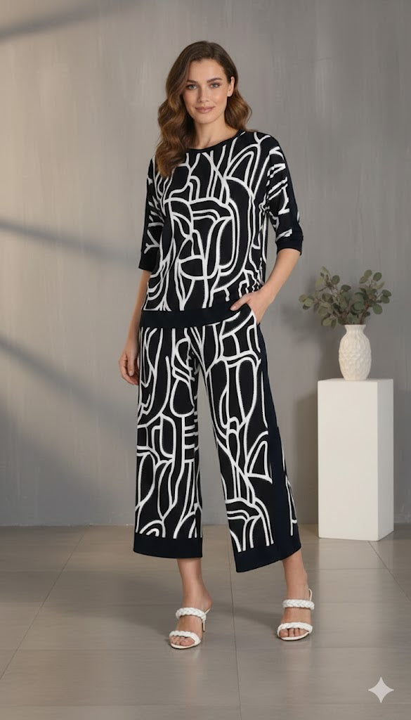 Frank Lyman Navy & White Abstract Side Detail Everyday Top-266114